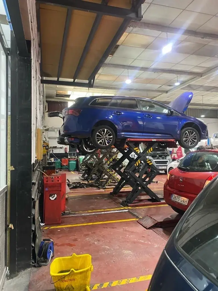 Vehículo elevado en la zona mecanica de Ausín Motor
